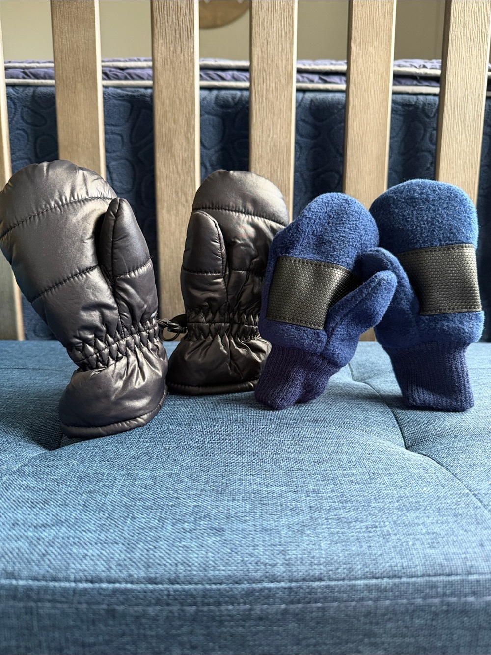 GAP Navy and Black Kids Mittens Set